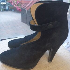 Te Casan a luxury shoe brand  its limited Black  Suede Women's herls.Leather All